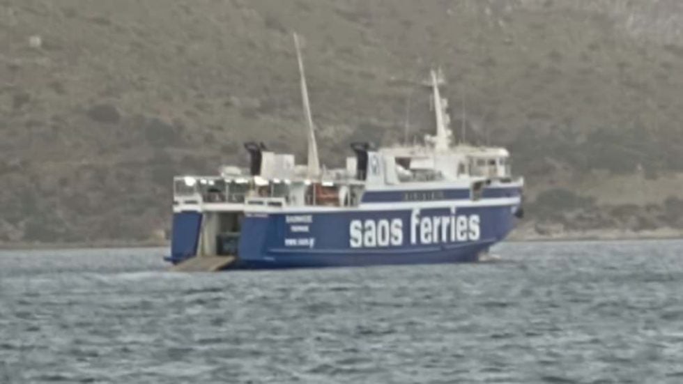 Το επιβατηγό-οχηματαγωγό πλοίο «ΣΑΟΝΗΣΟΣ» με ανοιχτή τη μπυκαπόρτα
